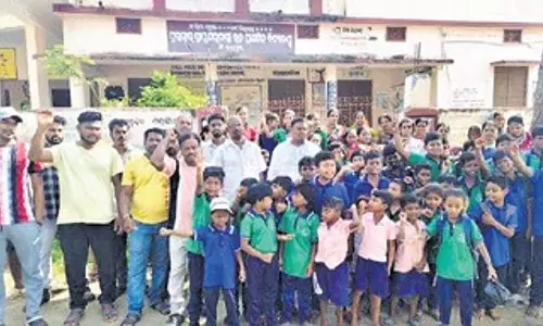 Odisha में शिक्षक के तबादले के विरोध में छात्रों और अभिभावकों ने स्कूल में ताला जड़ दिया