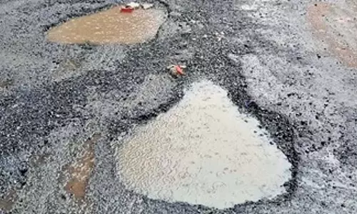 मरम्मत के एक महीने बाद ही Sambalpur की सड़कों का असली बदसूरत चेहरा सामने आ गया मरम्मत के एक महीने बाद ही Sambalpur की सड़कों का असली बदसूरत चेहरा सामने आ गया