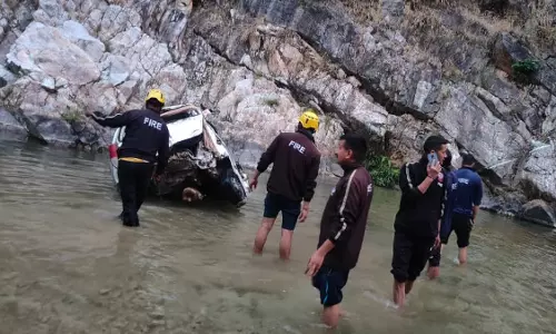 Himachal: श्रद्धालुओं की कार हादसे का शिकार, मासूम की तलाश जारी