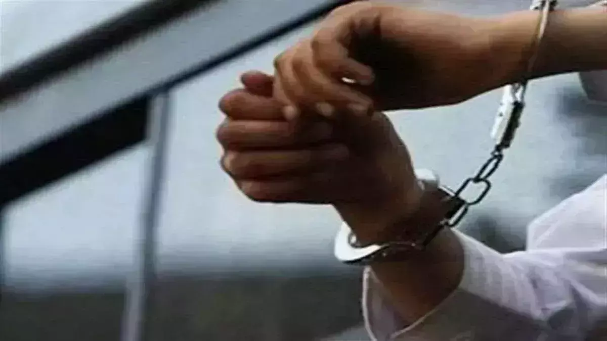 Etawah मुठभेड़ में दबोचा गया वांछित अपराधी, 18 मामलों में था फरार Etawah मुठभेड़ में दबोचा गया वांछित अपराधी, 18 मामलों में था फरार