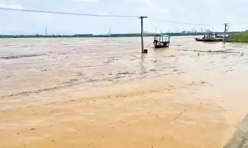 गोदावरी नदी खतरे के निशान को पार कर गई, ASR में अलर्ट जारी गोदावरी नदी खतरे के निशान को पार कर गई, ASR में अलर्ट जारी