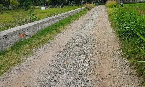 Kolar : कब्रिस्तान रोड पर बजरी, आवाजाही में परेशानी Kolar : कब्रिस्तान रोड पर बजरी, आवाजाही में परेशानी