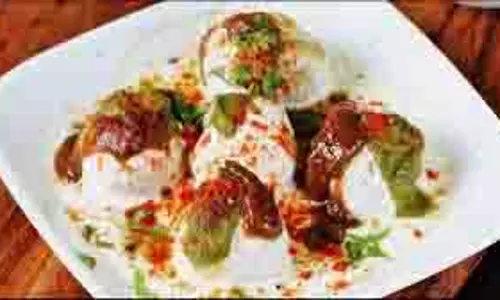 Dahi Bhalle Recipe: दही भल्ले इतने मुलायम होते हैं कि मुंह में रखते ही घुल जाते हैं, जानें खास टिप्स और रेसिपी