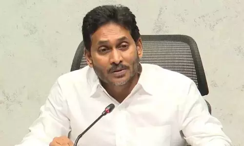 जगन ने TD सरकार पर आंध्र में लोकतांत्रिक अधिकारों को कुचलने का आरोप लगाया जगन ने TD सरकार पर आंध्र में लोकतांत्रिक अधिकारों को कुचलने का आरोप लगाया