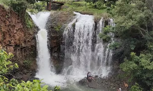 खनन से भरा एक झरना; पहाड़ियों और पर्वतों की एक श्रृंखला से बहता हुआ पानी