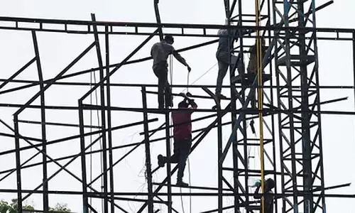 Bengaluru : चौथी मंजिल से लोहे की सलाखों पर गिरने के बाद व्यक्ति बाल-बाल बचा Bengaluru : चौथी मंजिल से लोहे की सलाखों पर गिरने के बाद व्यक्ति बाल-बाल बचा