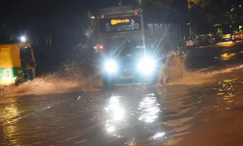 Kolkata: बरसात में वाहन चालकों के लिए सड़कें बनीं परेशानी का कारण