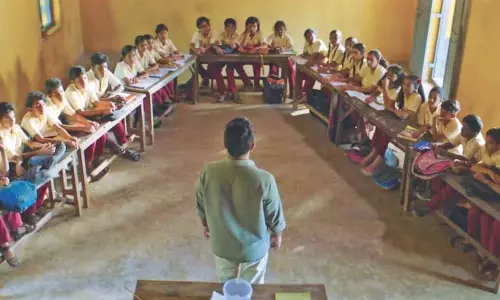 अलविदा बैकबेंच! Tamil Nadu के स्कूलों में पा आकार की बेंच व्यवस्था लागू होगी अलविदा बैकबेंच! Tamil Nadu के स्कूलों में पा आकार की बेंच व्यवस्था लागू होगी