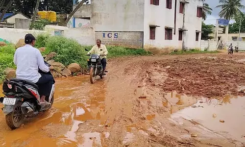 Haveri : स्कूल और ऑफिस जाने के लिए लोगों में होड़ Haveri : स्कूल और ऑफिस जाने के लिए लोगों में होड़