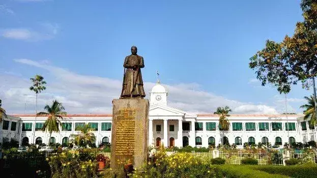 Kerala सचिवालय के पास महिला सुरक्षा गार्ड को सांप ने काटा Kerala सचिवालय के पास महिला सुरक्षा गार्ड को सांप ने काटा
