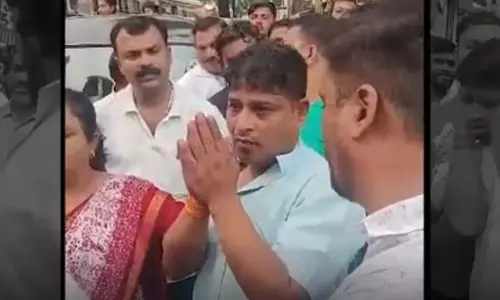 शिवसेना और MNS कार्यकर्ताओं ने ऑटो ड्राइवर के साथ की मारपीट, सामने आया वीडियो