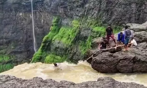 पुणे के कालू झरने में गिरी पर्यटक; दुपट्टे की रस्सी से बचाव का नाटकीय तरीका वायरल