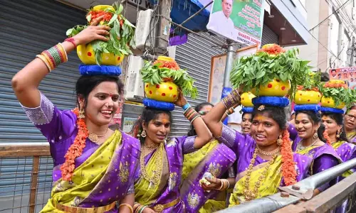 Ujjaini Mahakali मंदिर में उमड़ी श्रद्धालुओं की भीड़, सिकंदराबाद में बोनालु का उत्साह