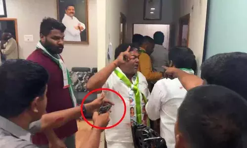 हैदराबाद में MLC नवीन के कार्यालय पर पुलिस फायरिंग में एक घायल