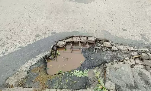 Dharwad : लोहे की सलाखों और बांस के डंडों से खतरा Dharwad : लोहे की सलाखों और बांस के डंडों से खतरा