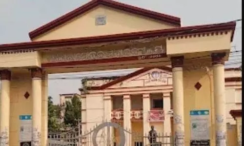 बालासोर: उत्पीड़न के विरोध में छात्रा ने कॉलेज के बाहर आत्मदाह का प्रयास किया