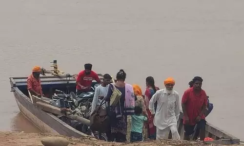 Ravi के कारण कटी ‘उस-पार’ गांवों की 9 गर्भवती महिलाएं उम्मीद पर टिकी हैं Ravi के कारण कटी ‘उस-पार’ गांवों की 9 गर्भवती महिलाएं उम्मीद पर टिकी हैं