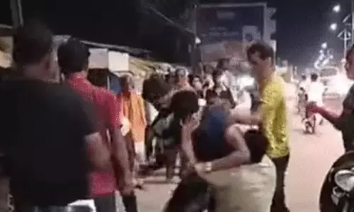 रायगढ़ मारपीट का वीडियो वायरल, थाने के पास हुआ बचाने कोई नहीं आए