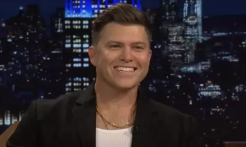 Colin Jost ने अपनी पत्नी स्कारलेट जोहानसन और जोनाथन बेली के भावुक रेड कार्पेट किस पर प्रतिक्रिया Colin Jost ने अपनी पत्नी स्कारलेट जोहानसन और जोनाथन बेली के भावुक रेड कार्पेट किस पर प्रतिक्रिया