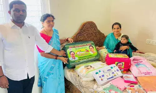 Adilabad के मुखरा (के) सरपंच ने नई माताओं को केसीआर किट प्रदान की