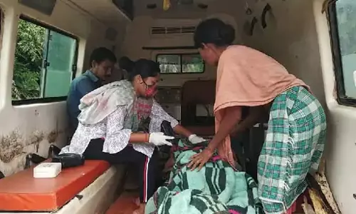 कच्ची सड़क की वजह से हॉस्पिटल ले जाने में हुई देरी, महिला मरीज की मौत