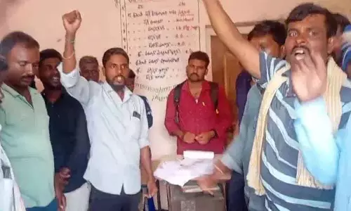 Siddipet में किसानों ने यूरिया की कालाबाजारी का विरोध किया