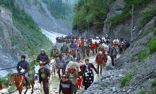 कुलगाम में 3 बसों की टक्कर: 10 अमरनाथ तीर्थयात्री घायल
