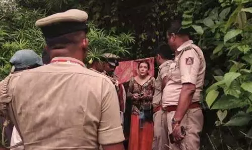 कर्नाटक की गोकर्ण गुफा से दो बेटियों के साथ रूसी महिला को बचाया गया कर्नाटक की गोकर्ण गुफा से दो बेटियों के साथ रूसी महिला को बचाया गया