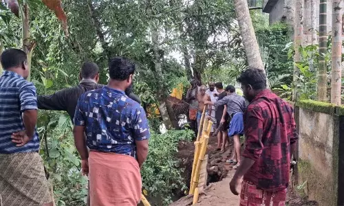 Kerala : नेड्रम विनर्स क्लब के सदस्यों ने सुरक्षा दीवार को मजबूत किया Kerala : नेड्रम विनर्स क्लब के सदस्यों ने सुरक्षा दीवार को मजबूत किया