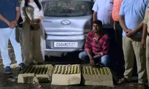 रायपुर में कार के साथ तस्कर गिरफ्तार, नकली होलोग्राम लगाकर बेच रहा था शराब