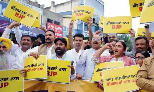 Jalandhar में बीजेपी और आप ने एक दूसरे के खिलाफ किया विरोध प्रदर्शन Jalandhar में बीजेपी और आप ने एक दूसरे के खिलाफ किया विरोध प्रदर्शन