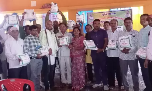 किसानों को बैटरी स्पेयर और अरहर बीज मिनिकिट वितरित किसानों को बैटरी स्पेयर और अरहर बीज मिनिकिट वितरित