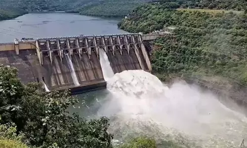 Andhra : श्रीशैलम जलाशय में बाढ़ का प्रवाह कम हो गया