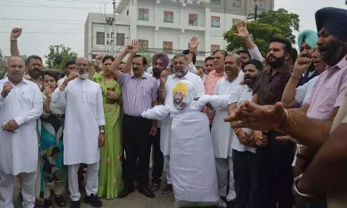 BJP नेताओं ने विरोध में सीएम का पुतला फूंका