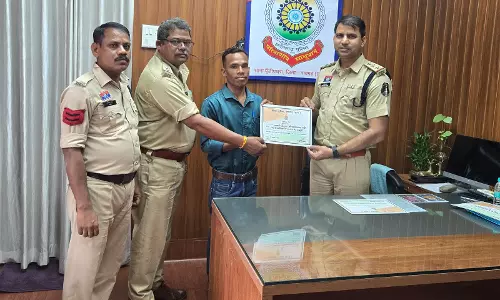 रोड एक्सीडेंट में घायलों की मदद करने वालों का पुलिस ने किया सम्मान