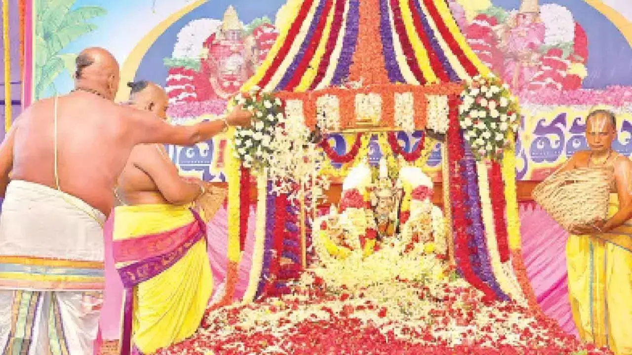 Andhra: अप्पलयागुंटा मंदिर में पुष्पयागम का प्रदर्शन