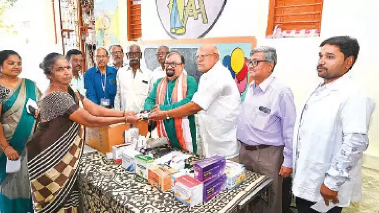 SVIMS ने पेरुमल्लापल्ले में निःशुल्क चिकित्सा शिविर और कैंसर जांच का आयोजन किया