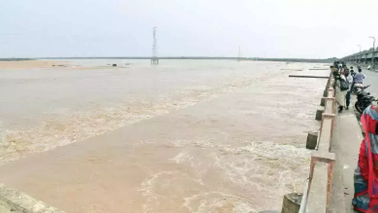 Andhra: गोदावरी नदी में जलस्तर बढ़ने से बाढ़ की चेतावनी