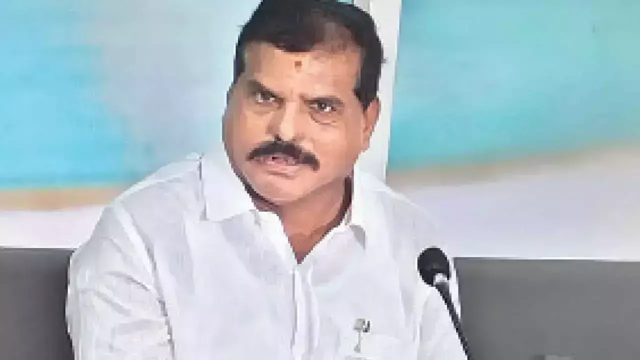 YSRCP MLC ने एनडीए सरकार पर जमकर निशाना साधा YSRCP MLC ने एनडीए सरकार पर जमकर निशाना साधा