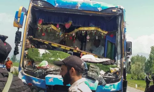 J-K के कुलगाम में तीन बसों की टक्कर में 10 अमरनाथ यात्री घायल