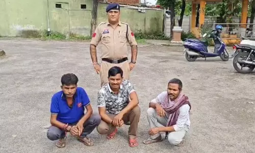 महिला समूह ने छापेमारी करने में पुलिस की मदद की, तीन शराब कोचिए गिरफ्तार