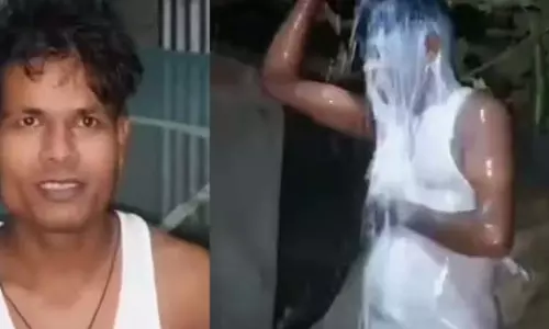 पत्नी से मिला तलाक, शख्स ने दूध से नहाकर मनाई खुशी, देखें VIDEO... पत्नी से मिला तलाक, शख्स ने दूध से नहाकर मनाई खुशी, देखें VIDEO...