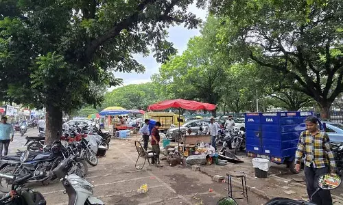 सेक्टर 22-बी में पार्किंग की समस्या से परेशान व्यापारी, समाधान के लिए Chandigarh MC की ओर रुख सेक्टर 22-बी में पार्किंग की समस्या से परेशान व्यापारी, समाधान के लिए Chandigarh MC की ओर रुख