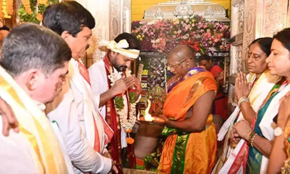 CM ने उज्जयिनी महांकाली बोनालु में भाग लिया, रेशम के वस्त्र अर्पित किए CM ने उज्जयिनी महांकाली बोनालु में भाग लिया, रेशम के वस्त्र अर्पित किए