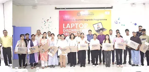 Arunachal: AUS ने छात्रों को लैपटॉप वितरित किए Arunachal: AUS ने छात्रों को लैपटॉप वितरित किए
