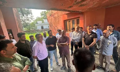 Jammu: मैनुअल ने जनता दरबार के दौरान अधिकारियों के साथ विकास योजना पर चर्चा की Jammu: मैनुअल ने जनता दरबार के दौरान अधिकारियों के साथ विकास योजना पर चर्चा की