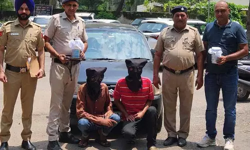 Chandigarh में चोरी के आरोप में 2 गिरफ्तार, चोरी के आभूषण और चेक बरामद Chandigarh में चोरी के आरोप में 2 गिरफ्तार, चोरी के आभूषण और चेक बरामद