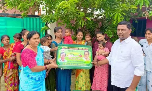 पूर्व सरपंच मीनाक्षी गाडगे ने केसीआर किट वितरित कीं