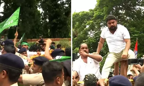 ओडिशा आत्मदाह मामले पर बीजद, कांग्रेस का सरकार के खिलाफ विरोध प्रदर्शन ओडिशा आत्मदाह मामले पर बीजद, कांग्रेस का सरकार के खिलाफ विरोध प्रदर्शन
