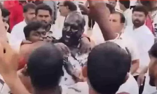 संभाजी ब्रिगेड के प्रवीण गायकवाड़ पर हमला, चेहरे पर पोटी काली स्याही संभाजी ब्रिगेड के प्रवीण गायकवाड़ पर हमला, चेहरे पर पोटी काली स्याही